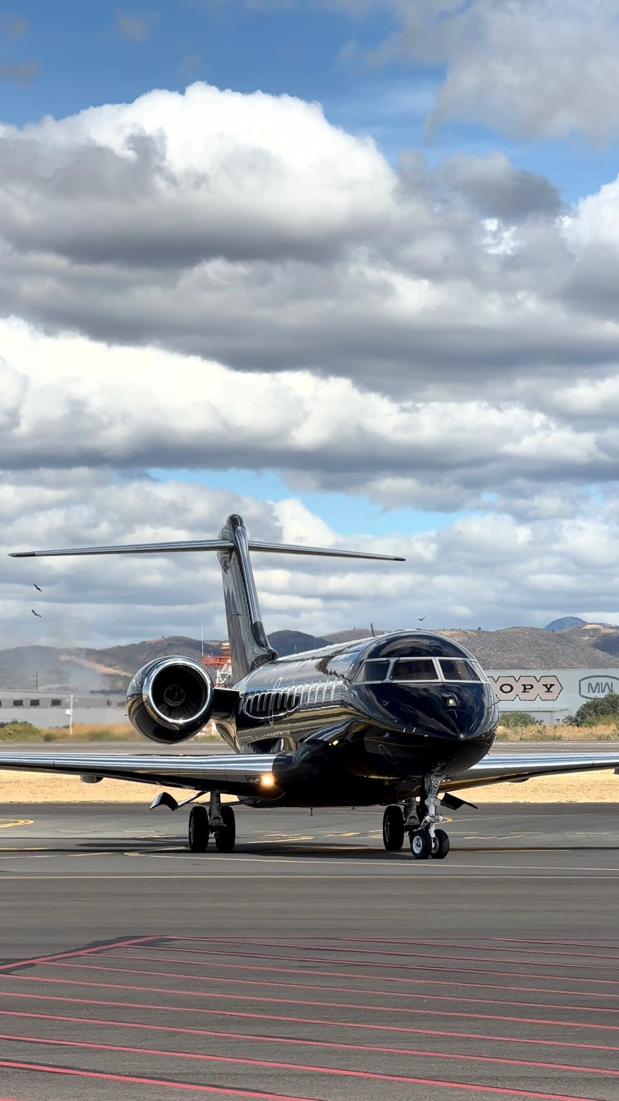 Geld IVF Courier Private Plane
